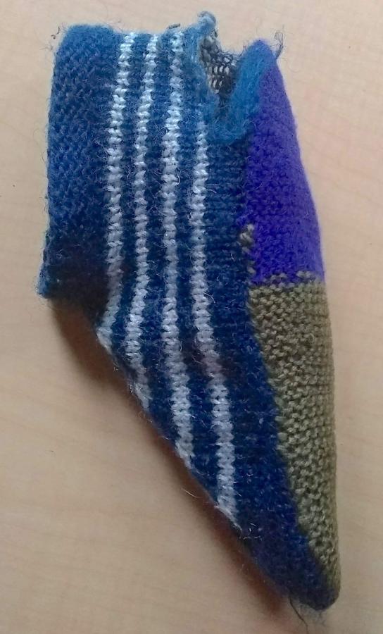 knitted slipper with hole in the heel