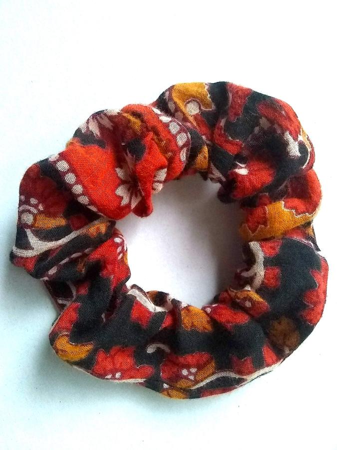 medium red and black print scrunchie