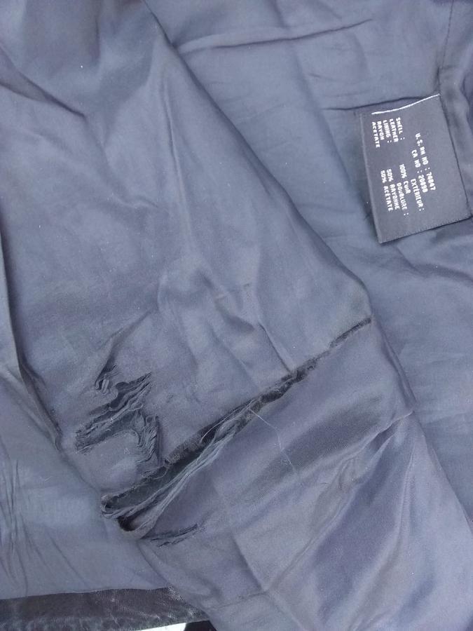 hole in jacket lining (black) at sleeve